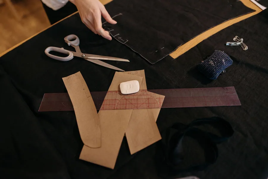Mesa ordenada con herramientas básicas de manualidades