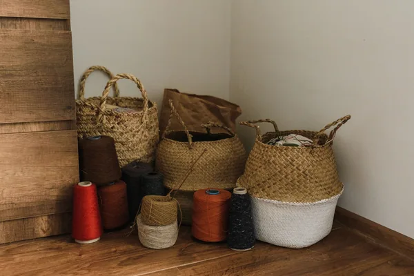 Cestas y detalles hechos con fibras textiles